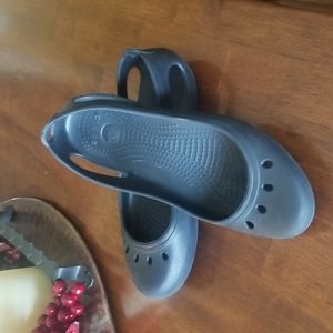 CROCS FLATS SIZE 8